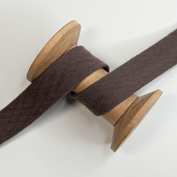 Musselin Schrägband Amelie 20mm taupe dunkel