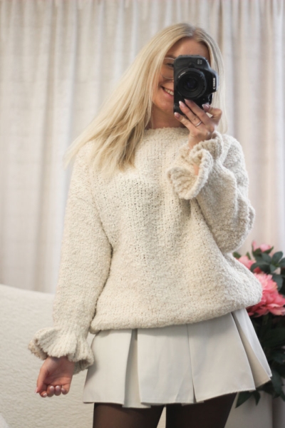 Bouclé Pullover mit Rüschenärmeln natur