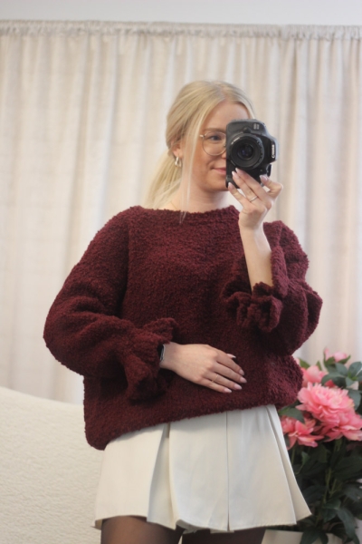 Bouclé Pullover mit Rüschenärmeln bordeaux