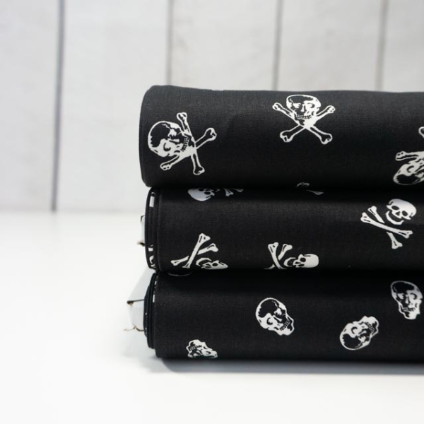 Baumwollwebware Popeline Skulls and Bones Schwarz
