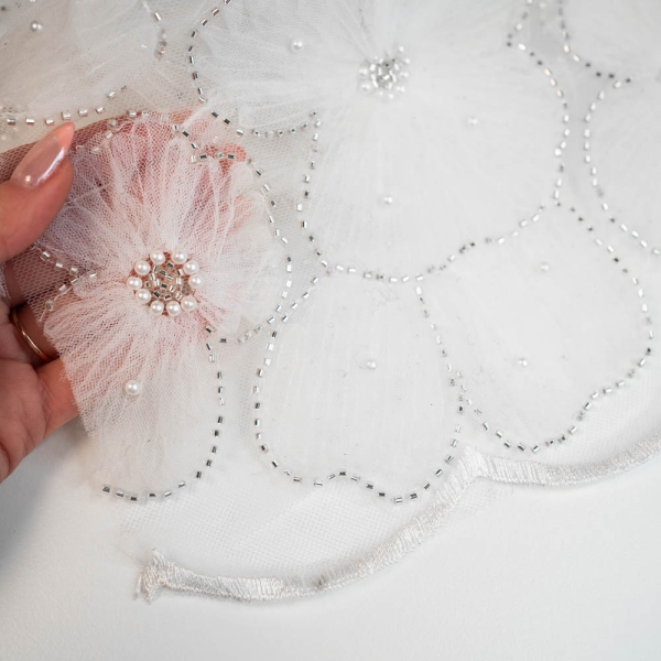 Brautkleidspitze Blüten und Perlenstickerei ivory