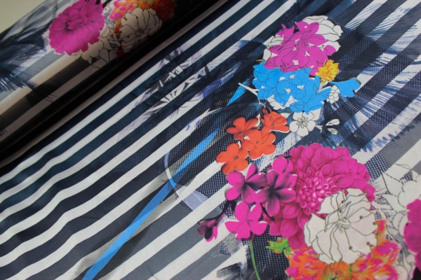 Satin Streifen Flowers navy - weiß Ökotex 100
