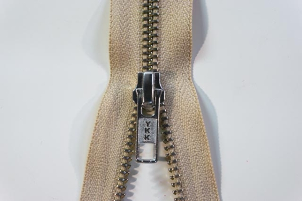 YKK nicht teilbarer Reißverschluss Metall beige 22cm